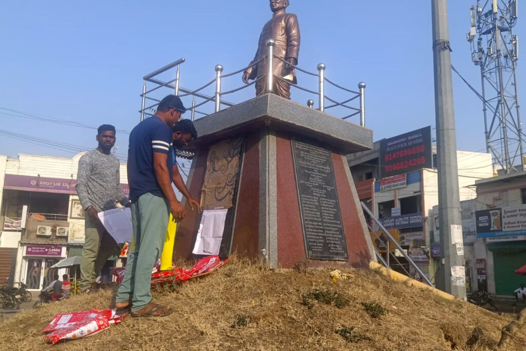 ಇಳಕಲ್‌ದ ಹೃದಯ ಭಾಗವಾಗಿರುವ ಕಂಠಿ ಸರ್ಕಲ್‌ದಲ್ಲಿ ಉದ್ಘಾಟನೆಯ ಶಿಲಾನ್ಯಾಸವನ್ನು ಮುಚ್ಚುತ್ತಿರುವ ನಗರಸಭೆ ಸಿಬ್ಬಂದಿಗಳು