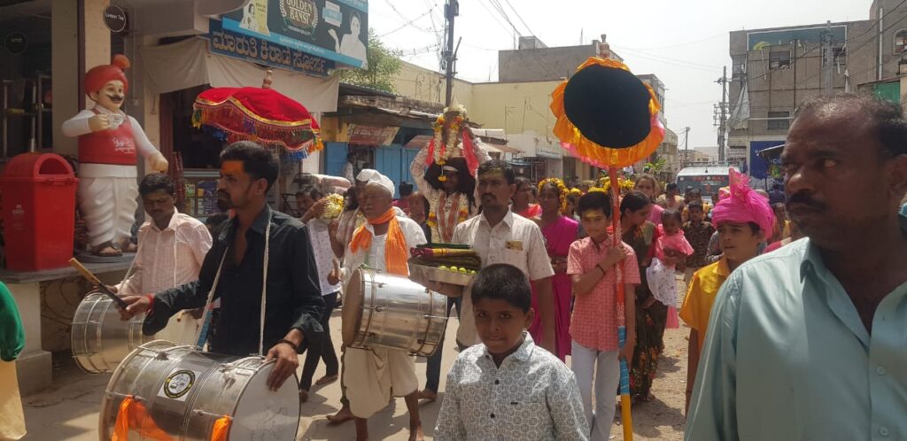 Kenchammadevi Festival: A spectacular Kumbha procession ಕೆಂಚಮ್ಮದೇವಿ ಉತ್ಸವ : ಆಕರ್ಷಕ ಕುಂಭ ಮೆರವಣಿಗೆ