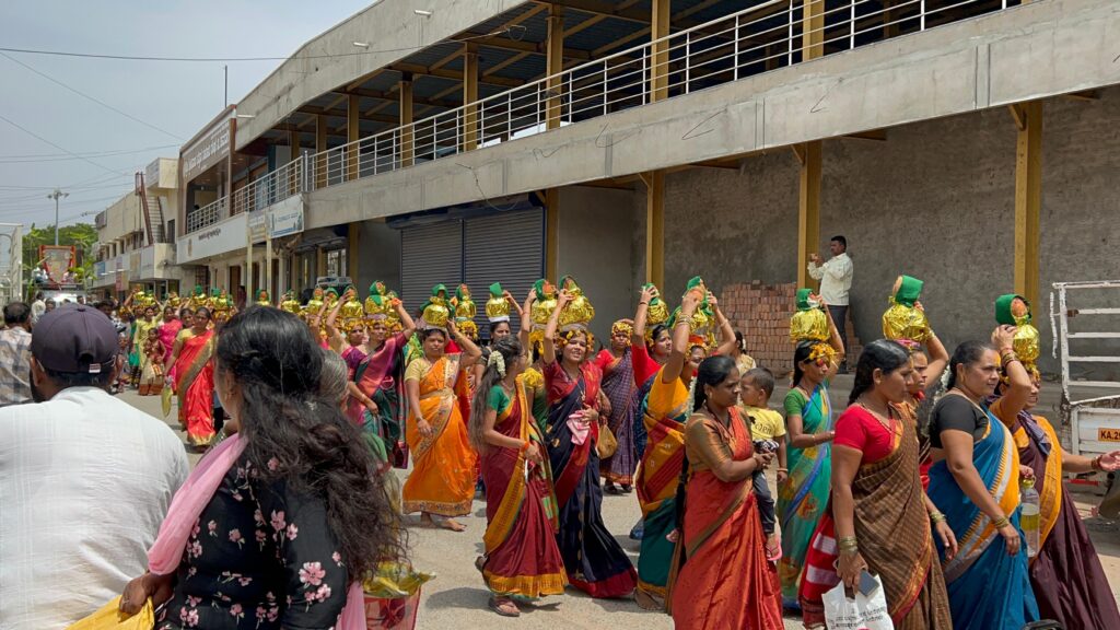 Kenchammadevi Festival: A spectacular Kumbha procession ಕೆಂಚಮ್ಮದೇವಿ ಉತ್ಸವ : ಆಕರ್ಷಕ ಕುಂಭ ಮೆರವಣಿಗೆ