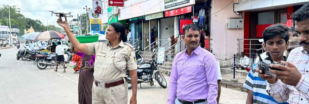 Police flying a drone in Illakal city ಇಳಕಲ್ ನಗರದಲ್ಲಿ ಡ್ರೋನ್ ಹಾರಿಸಿದ ಪೋಲಿಸರು