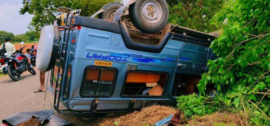 Crusher overturned: 3 serious, 15 minor injuriesಕ್ರೂಶರ್ ಪಲ್ಟಿ : ಮೂವರು ಗಂಭೀರ , ೧೫ ಜನರಿಗೆ ಸಣ್ಣಪುಟ್ಟ ಗಾಯ