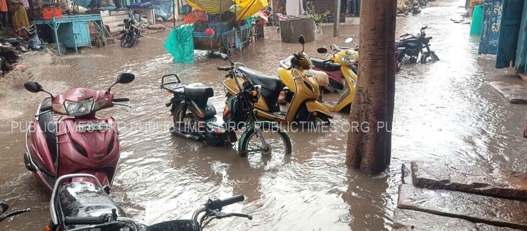 Heavy rain with thunder in Hunagunda town ಹುನಗುಂದ ಪಟ್ಟಣದಲ್ಲಿ ಗುಡುಗು ಸಹಿತ ಭಾರೀ ಮಳೆ