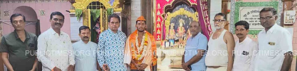 Welcome to Muthu who returned to the city after visiting Ayodhya on foot ಪಾದಯಾತ್ರೆ ಮೂಲಕ ಅಯೋಧ್ಯ ದರ್ಶನ ಪಡೆದು ಮರಳಿ ನಗರಕ್ಕೆ ಆಗಮಿಸಿದ ಮುತ್ತುಗೆ ಸತ್ಕಾರ