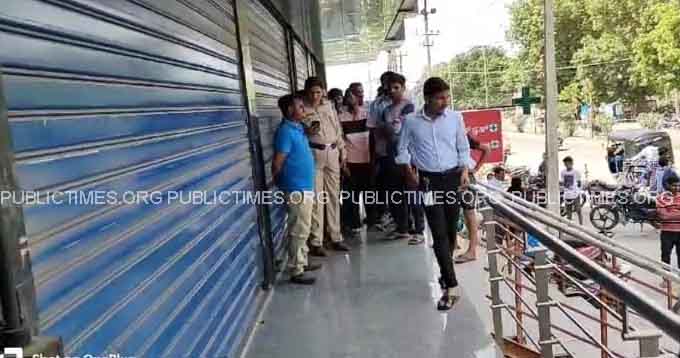 People shocked by serial theft: More than one lakh money stolen in Mediplus ಸರಣಿ ಕಳ್ಳತನಕ್ಕೆ ಬೆಚ್ಚಿಬಿದ್ದ ಜನತೆ: ಮೆಡಿಪ್ಲಸ್ ದಲ್ಲಿ ಲಕ್ಷಕ್ಕಿಂತಲೂ ಹೆಚ್ಚು ಹಣ ಕಳ್ಳತನ