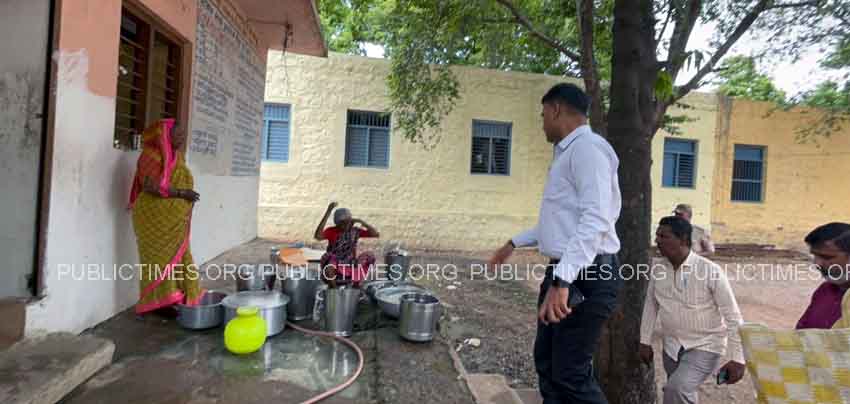 Chief Executive Officer Sashidhar Kurera's visit to the school: trouble for the staff ಶಾಲೆಗೆ ಮುಖ್ಯಕಾರ್ಯನಿರ್ವಾಹಕ ಅಧಿಕಾರಿ ಶಶಿಧರ ಕುರೇರ ಭೇಟಿ : ಸಿಬ್ಬಂದಿಗೆ ತರಾಟೆ