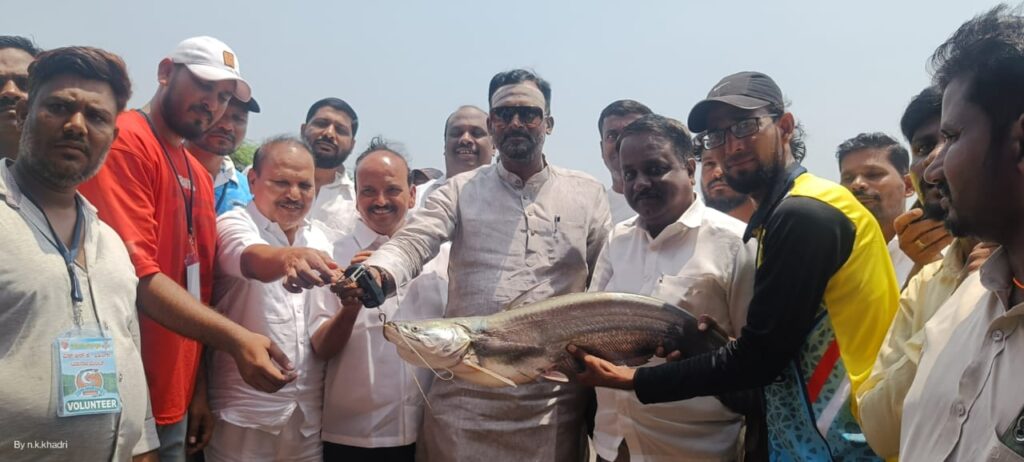 MLA Vijayananda Kashapanavara initiated the fishing competition at Kudalasangam ಕೂಡಲಸಂಗಮದಲ್ಲಿ ಮೀನು ಹಿಡಿಯುವ ಸ್ಪರ್ಧೆಗೆ ಚಾಲನೆ ನೀಡಿದ ಶಾಸಕ ವಿಜಯಾನಂದ ಕಾಶಪ್ಪನವರ