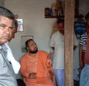   Dr. Channabasavamahaswamy of Nandavadagi Sri Math, where two children consoled the family after the roof of the house collapsed in Kandagalla village.  ಕಂದಗಲ್ಲ ಗ್ರಾಮದಲ್ಲಿ ಮನೆ ಮೇಲ್ಚಾವಣಿ ಕುಸಿದು ಇಬ್ಬರು ಮಕ್ಕಳು ಕುಟುಂಬಸ್ಥರಿಗೆ ಸಾಂತ್ವನ ತಿಳಿಸಿದ ನಂದವಾಡಗಿ ಶ್ರೀಮಠದ ಡಾ.ಚನ್ನಬಸವಮಹಾಸ್ವಾಮೀಗಳು