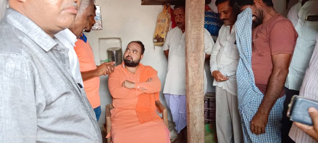   Dr. Channabasavamahaswamy of Nandavadagi Sri Math, where two children consoled the family after the roof of the house collapsed in Kandagalla village.  ಕಂದಗಲ್ಲ ಗ್ರಾಮದಲ್ಲಿ ಮನೆ ಮೇಲ್ಚಾವಣಿ ಕುಸಿದು ಇಬ್ಬರು ಮಕ್ಕಳು ಕುಟುಂಬಸ್ಥರಿಗೆ ಸಾಂತ್ವನ ತಿಳಿಸಿದ ನಂದವಾಡಗಿ ಶ್ರೀಮಠದ ಡಾ.ಚನ್ನಬಸವಮಹಾಸ್ವಾಮೀಗಳು