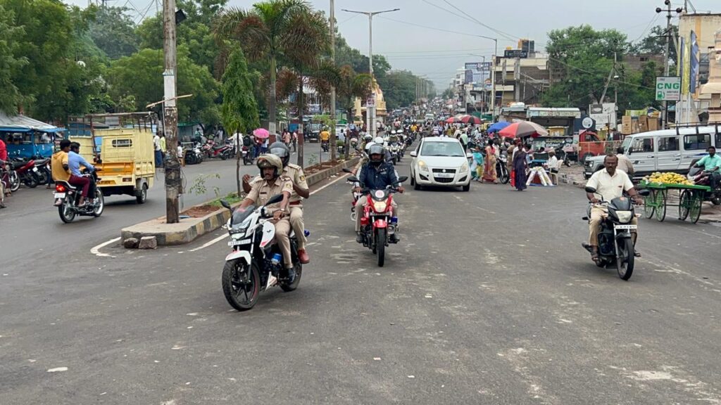 Police created public awareness about cyber crimes in Ilakal ಇಳಕಲ್‌ದಲ್ಲಿ ಸೈಬರ್ ಕ್ರೈಂ ಗಳ ಬಗ್ಗೆ ಸಾರ್ವಜನಿಕರಿಗೆ ಜಾಗೃತಿ ಮೂಡಿಸಿದ ಪೋಲಿಸರು
