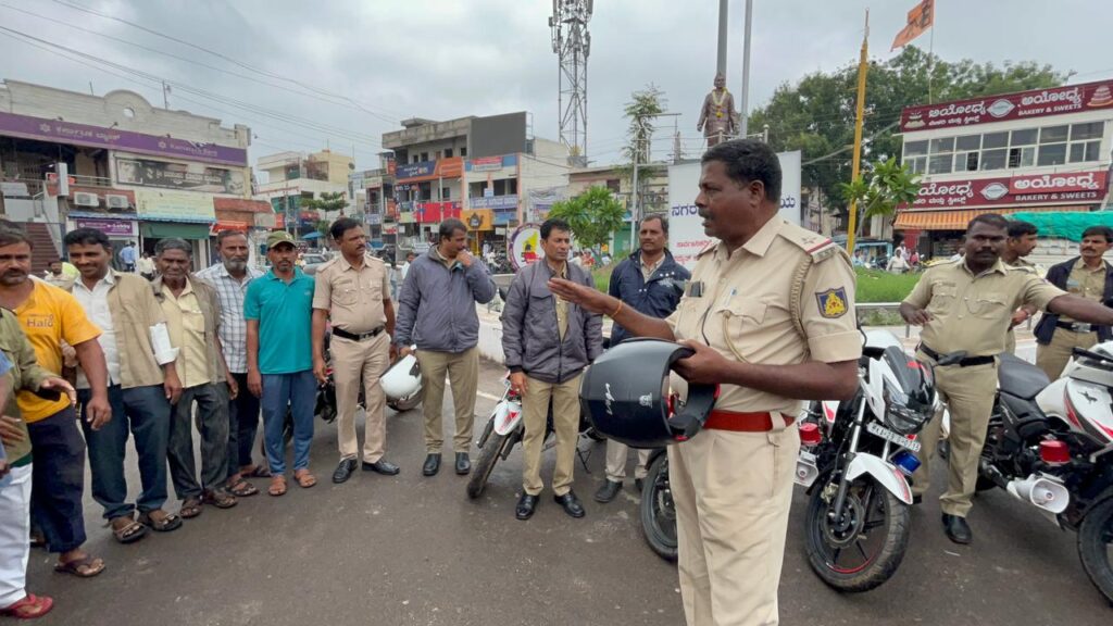 Police created public awareness about cyber crimes in Ilakal ಇಳಕಲ್‌ದಲ್ಲಿ ಸೈಬರ್ ಕ್ರೈಂ ಗಳ ಬಗ್ಗೆ ಸಾರ್ವಜನಿಕರಿಗೆ ಜಾಗೃತಿ ಮೂಡಿಸಿದ ಪೋಲಿಸರು