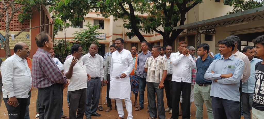 MLA Vijayananda Kashappanavara viewed the construction site of the hospital ಆಸ್ಪತ್ರೆ ನಿರ್ಮಾಣದ ಸ್ಥಳವನ್ನು ವೀಕ್ಷಿಸಿದ ಶಾಸಕ ವಿಜಯಾನಂದ ಕಾಶಪ್ಪನವರ