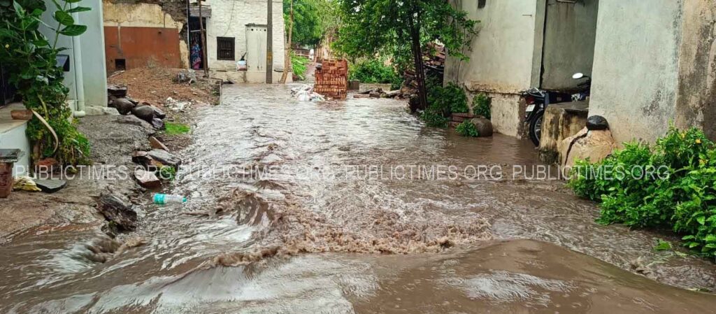 Heavy rain with thunder in Hunagunda town ಹುನಗುಂದ ಪಟ್ಟಣದಲ್ಲಿ ಗುಡುಗು ಸಹಿತ ಭಾರೀ ಮಳೆ
