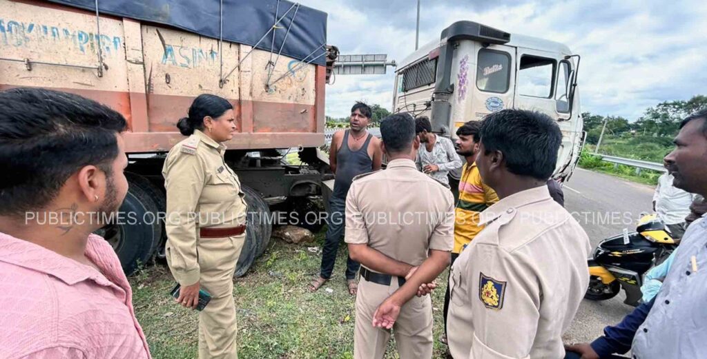 A lorry lost control on the Ilakal RashtiçÃ highway: A major disaster was missed ಇಳಕಲ್ ರಾಷ್ಟಿçÃಯ ಹೆದ್ದಾರಿಯಲ್ಲಿ ನಿಯಂತ್ರಣ ತಪ್ಪಿದ ಲಾರಿ : ತಪ್ಪಿದ ಭಾರೀ ಅನಾಹುತ