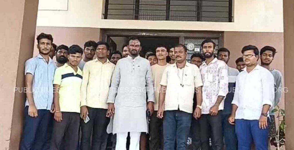 MLA Vijayananda Kashappanavara paid a surprise visit to the boys' hostel ಬಾಲಕರ ವಸತಿ ನಿಲಯಕ್ಕೆ ದಿಢೀರ ಭೇಟಿ ನೀಡಿದ ಶಾಸಕ ವಿಜಯಾನಂದ ಕಾಶಪ್ಪನವರ