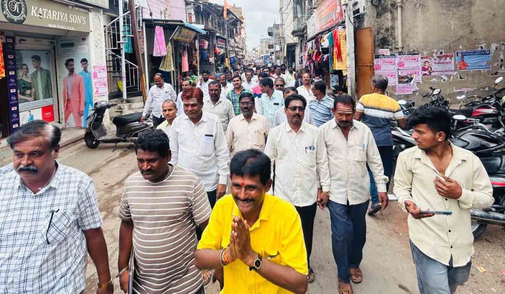 ILKAL BANK Eranna Kundaragimath who submitted nomination papers with huge supporters ಅಪಾರ ಬೆಂಬಲಿಗರೊಂದಿಗೆ ನಾಮಪತ್ರ ಸಲ್ಲಿಸಿದ ಈರಣ್ಣ ಕುಂದರಗಿಮಠ
