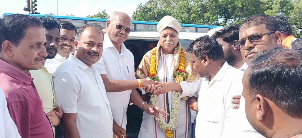 Praveen Bhai Togadia, a prominent thinker of Hindutva, was felicitated in Ilakal. ಹಿಂದೂತ್ವದ ಪ್ರಖರ ಚಿಂತಕ ಪ್ರವೀಣಭಾಯ್ತೋಗಾಡಿಯಾ ಜೀಗೆ ಇಳಕಲ್‌ದಲ್ಲಿ ಸತ್ಕಾರ